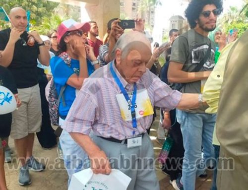 كبار السن المشاركون في أول تجمع جماهيري في مصر يكرمون الموسيقار هاني شنودة